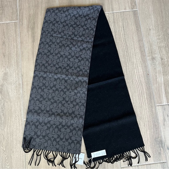 Coach Signature Scarf - Picture 4 of 7